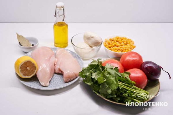 Нежный и легкий вкус: как приготовить салат с курицей и моцареллой