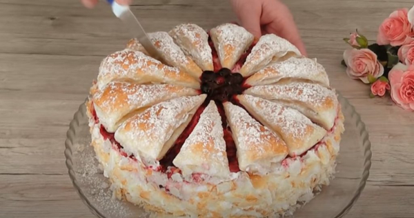 Рецепт просят все. Торт из слоеного теста со свежими ягодами и взбитыми сливками