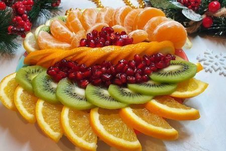 Красивая фруктовая нарезка. украсит любой праздничный стол!