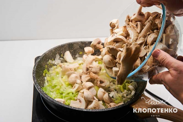 Микс грибов и слоеное тесто: рецепт вкусного пирога с грибами