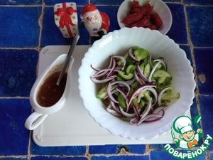 Салат с колбасками пиколини