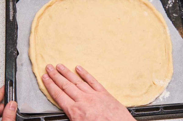 Тертый пирог со сливовым вареньем