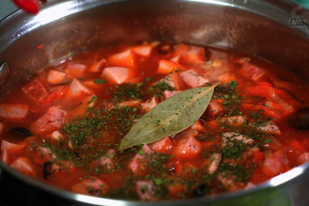 Суп с овощной заправкой и колбасой