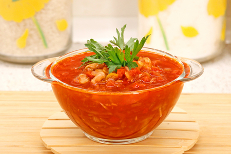 Красный томатный суп с фасолью: множество вариантов исполнения