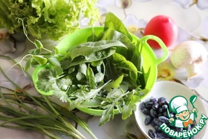 Зелёный салат с индейкой и жимолостью