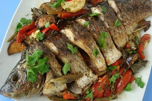 Запеченная рыба с картошкой и помидорами
